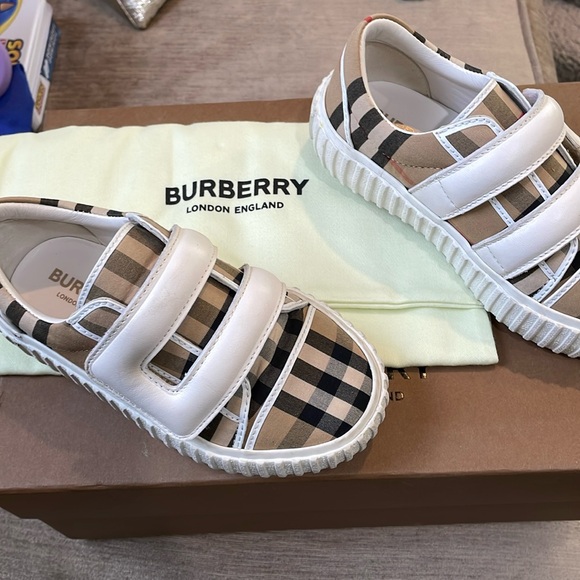 Burberry sneaker with single strap - Picture 2 of 10
